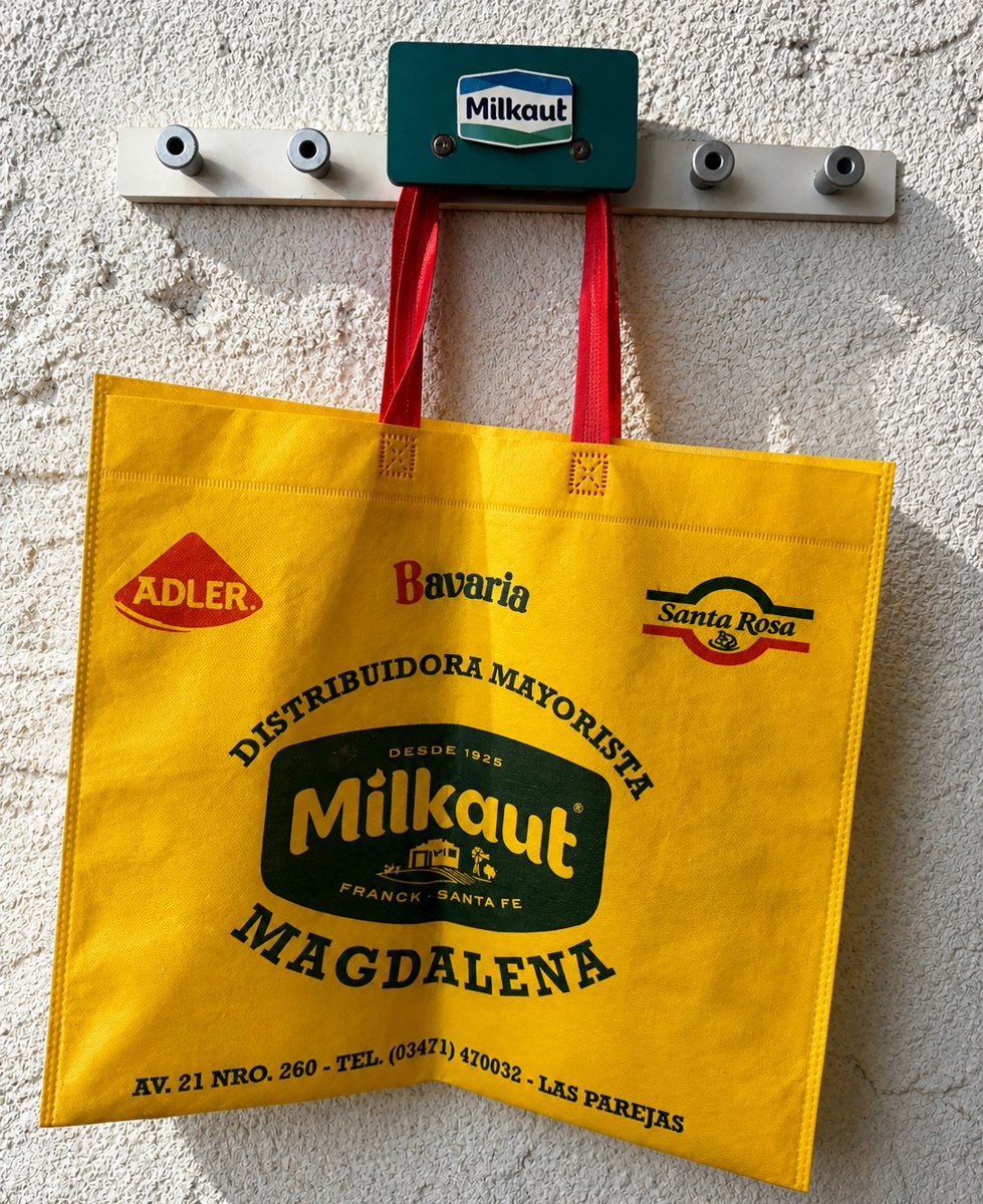 Bolsa amarilla histórica de Distribuidora Magdalena con los logos de Milkaut, Adler, Bavaria y Santa Rosa